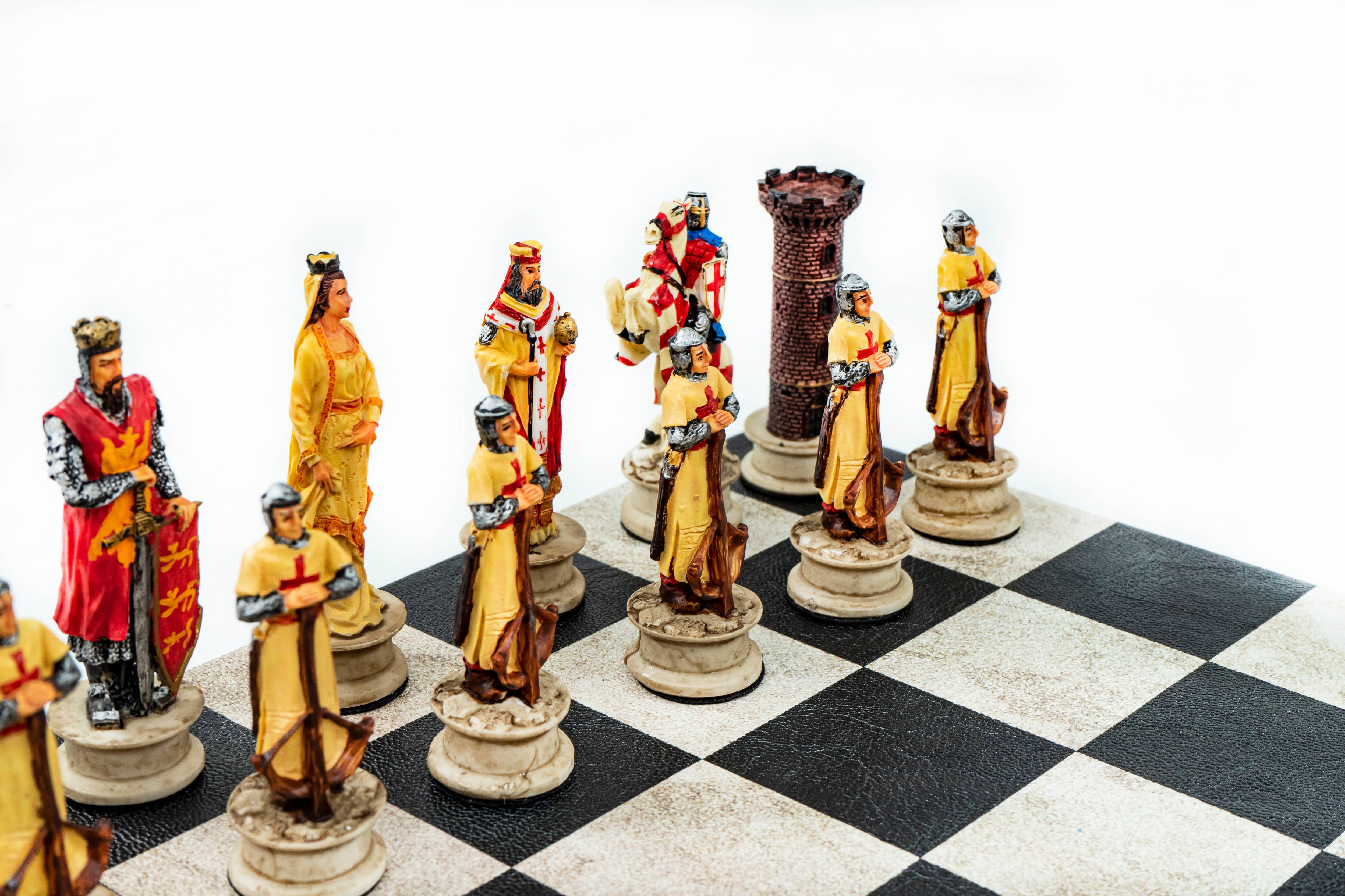 Selahaddin Eyyubi vs Crusader Chess Set | Handpainted Historical Figures | Leather Board – 36 cm (14 inch)